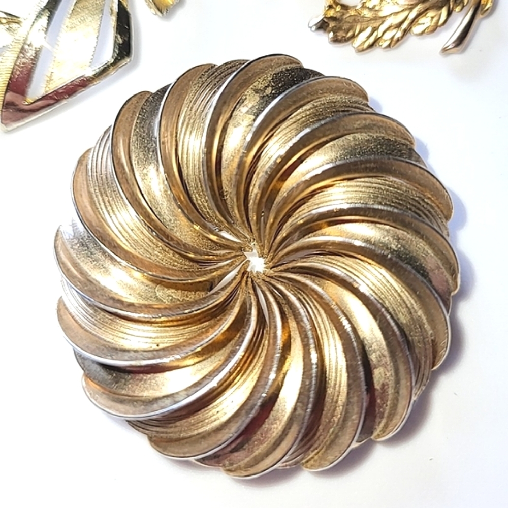 MONET, KRAMER, PAKULA VINTAGE DESIGNER SIGNED 4 BROOCH LOT - ALL GOLDTONE - Picture 5 of 10